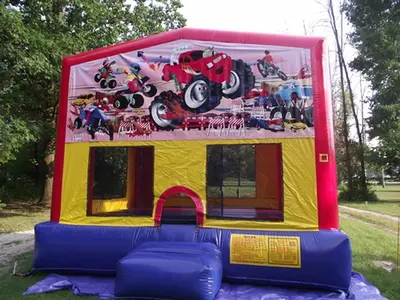 Monster Truck Banner in Casco