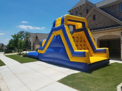 Yellow rock wall with pool 20x12x15