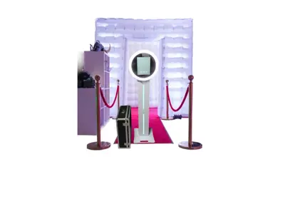 Enclosed Selfie Booth 1000 in Fulshear